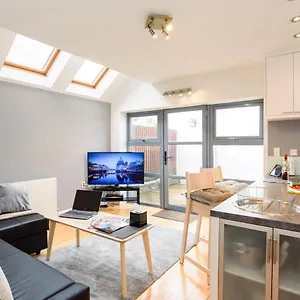 Holiday home Retreat, 2 Bed House With Cloudstream Hot Tub, Cardiff