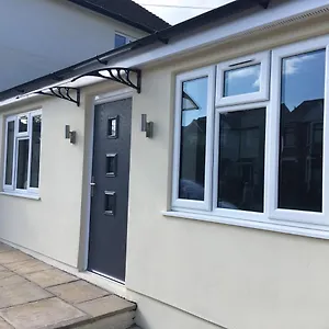 Apartment Beechfield House Modern Studio Self-contained Unit With Free Wifi And Parking And Kitchen Area 4m From Centre And Castle, Cardiff